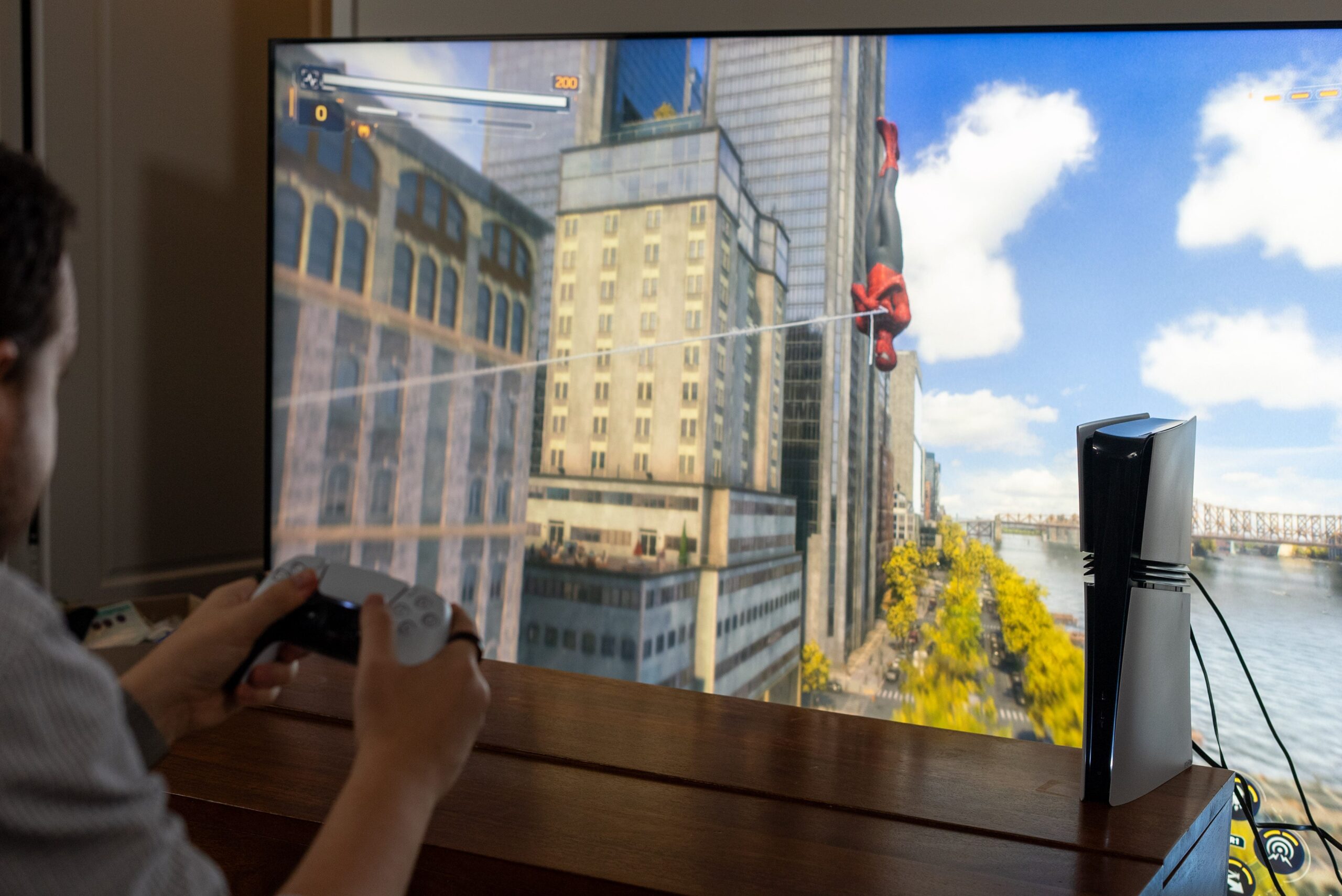 Hardcore gamer feszülten játszik a PlayStation 5 konzolján