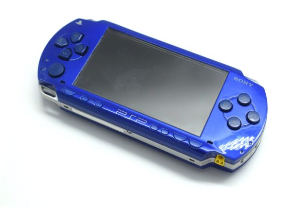 DSC_0461 Sony PlayStation Portable (PSP) 1000 Metallic Blue alapgép + Memóriakártya + Ajándék játékok (használt)