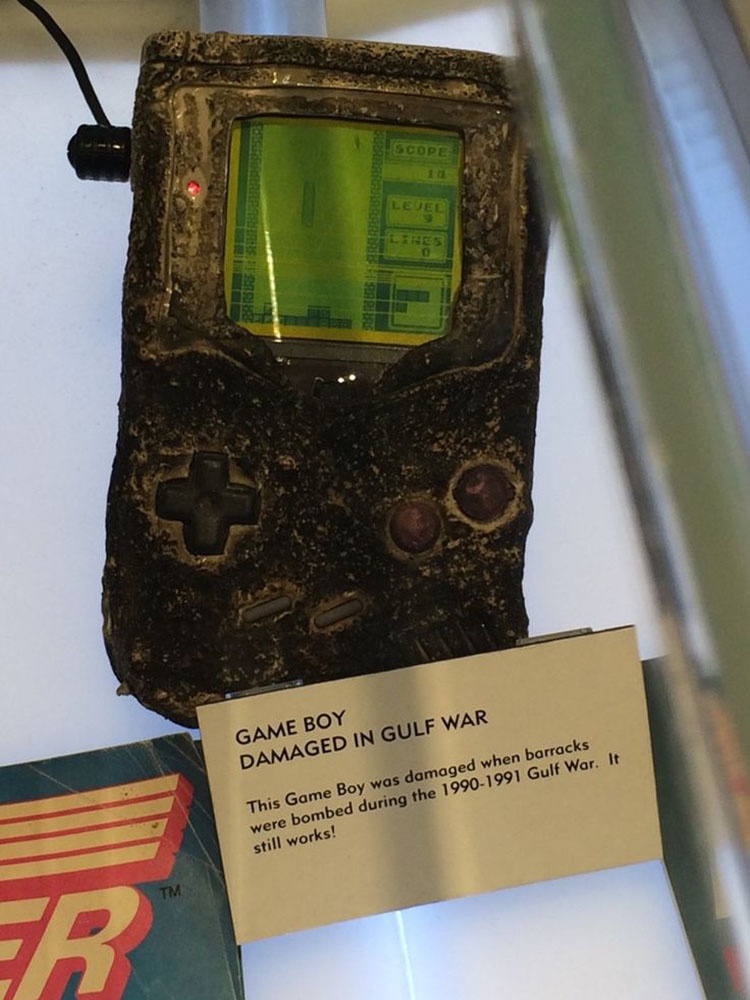 A híres megolvadt, de még mindig működő Game Boy a Nintendo Store-ból